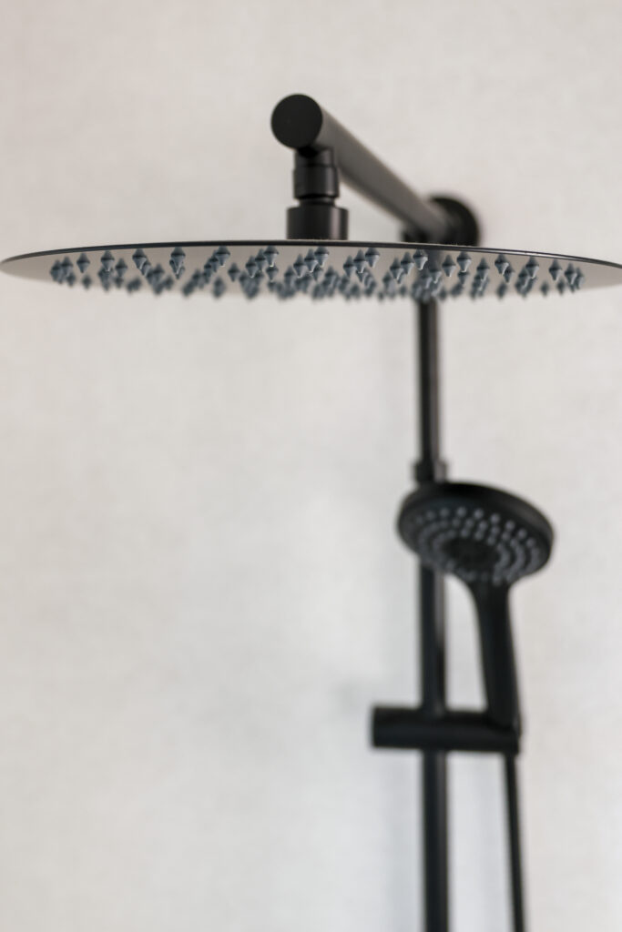 Badrumsrenovering med ny dusch och blandare